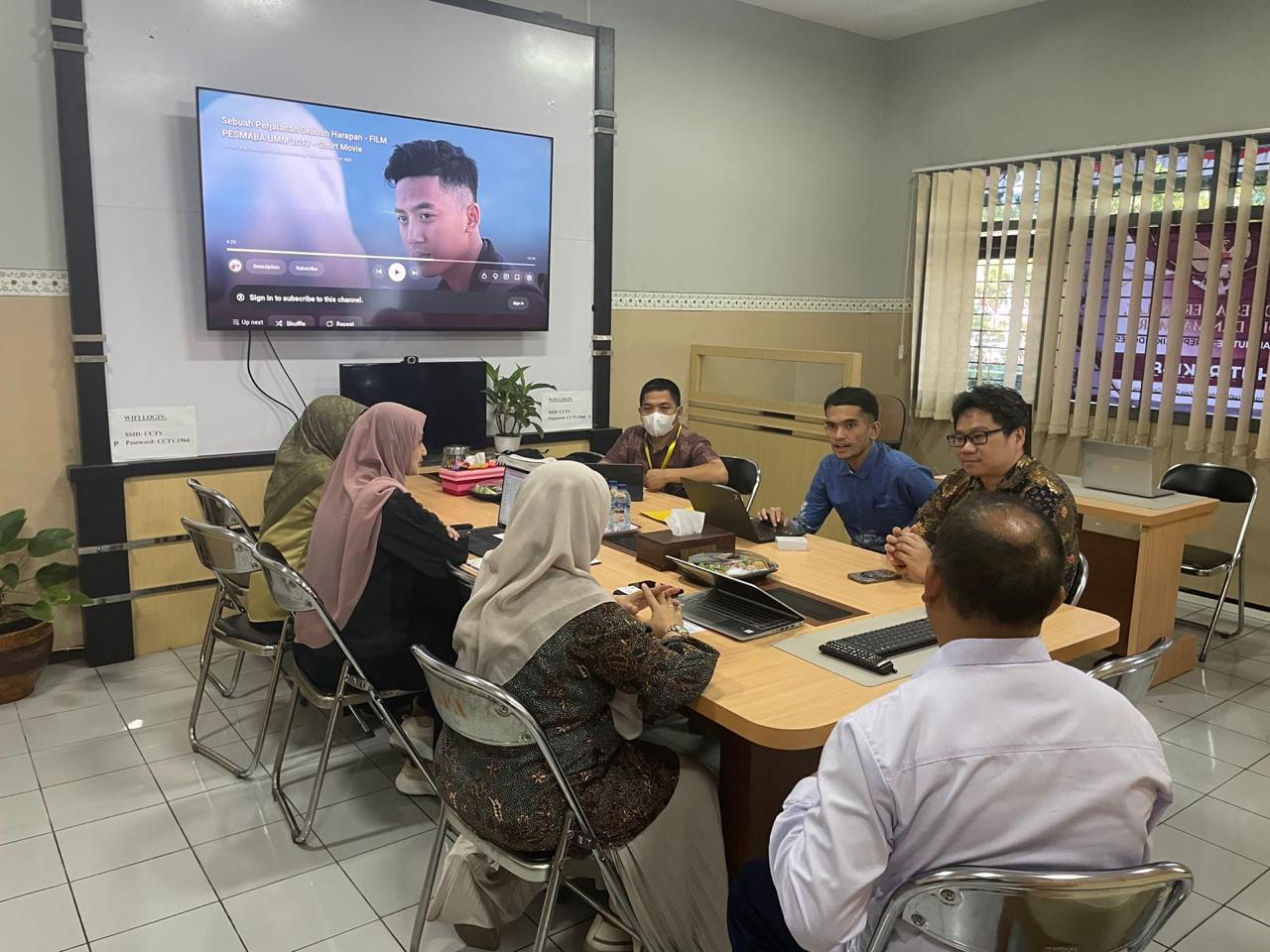 Sesi pembahasan strategi internasionalisasi bersama tim President University dan UMM